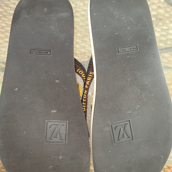 Louis Vuitton mens flip flops sandals - Picture 3 of 4